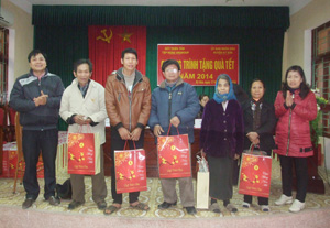 Lãnh đạo phòng LĐTB&XH huyện Kỳ Sơn trao quà Tết cho hộ nghèo 2 xã Dân Hạ, Độc Lập.